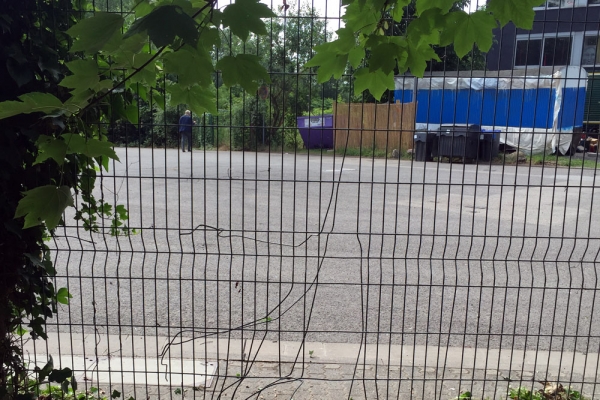zaun-vorher208A460F-0128-F81E-7BD6-8353A6142ED7.jpg